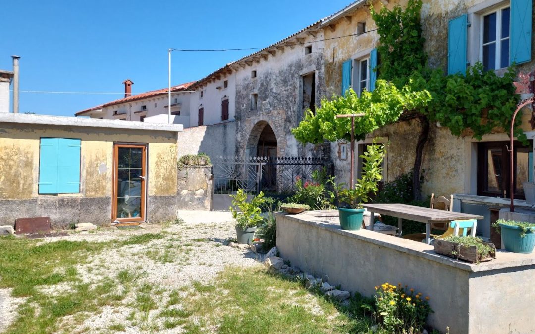 Imanje s dvije kuće 200.00 m2 i 2400 m2 okućnice u građevnoj zoni (prodaja) – 310 000 EUR